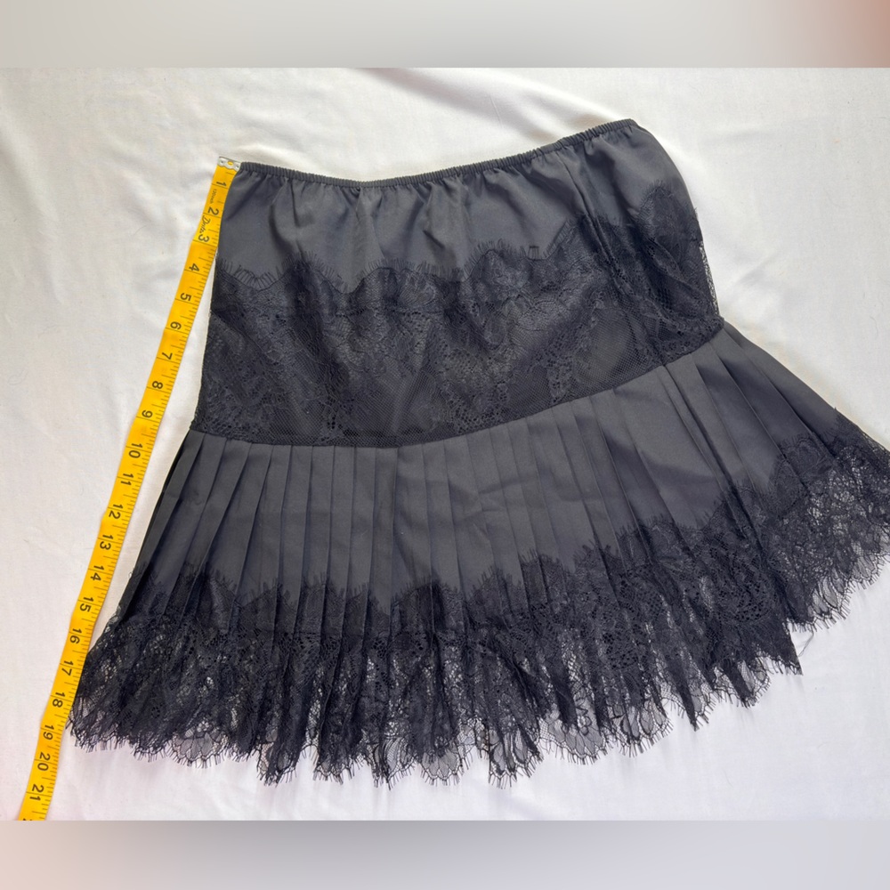 Chic Black Lace Mini Skirt